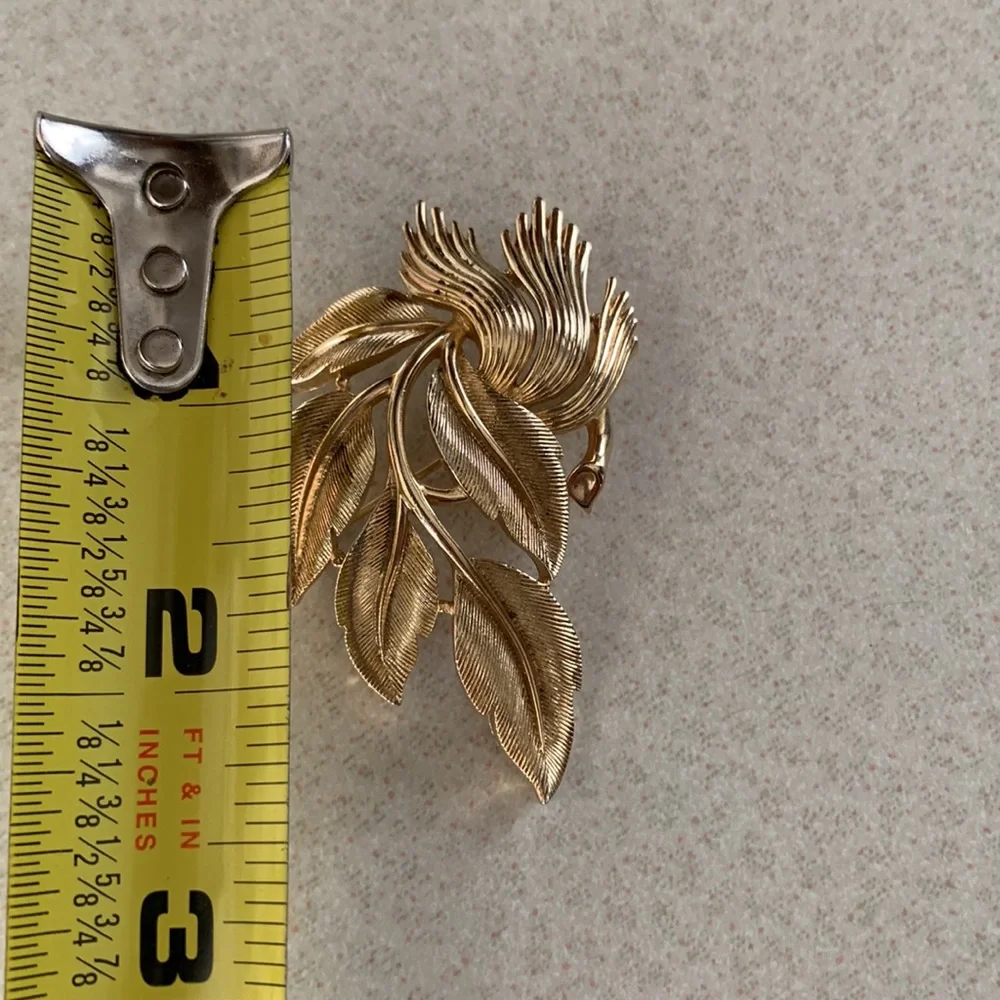 Vintage Crown Trifari gold tone broach (350)